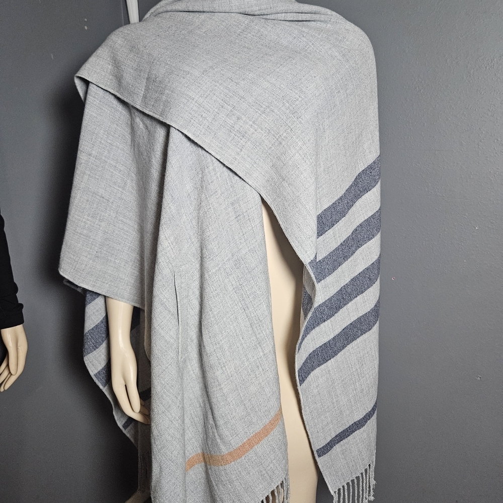 Elegant Gray Women's Sweater with Fringe - Picture 6 of 9